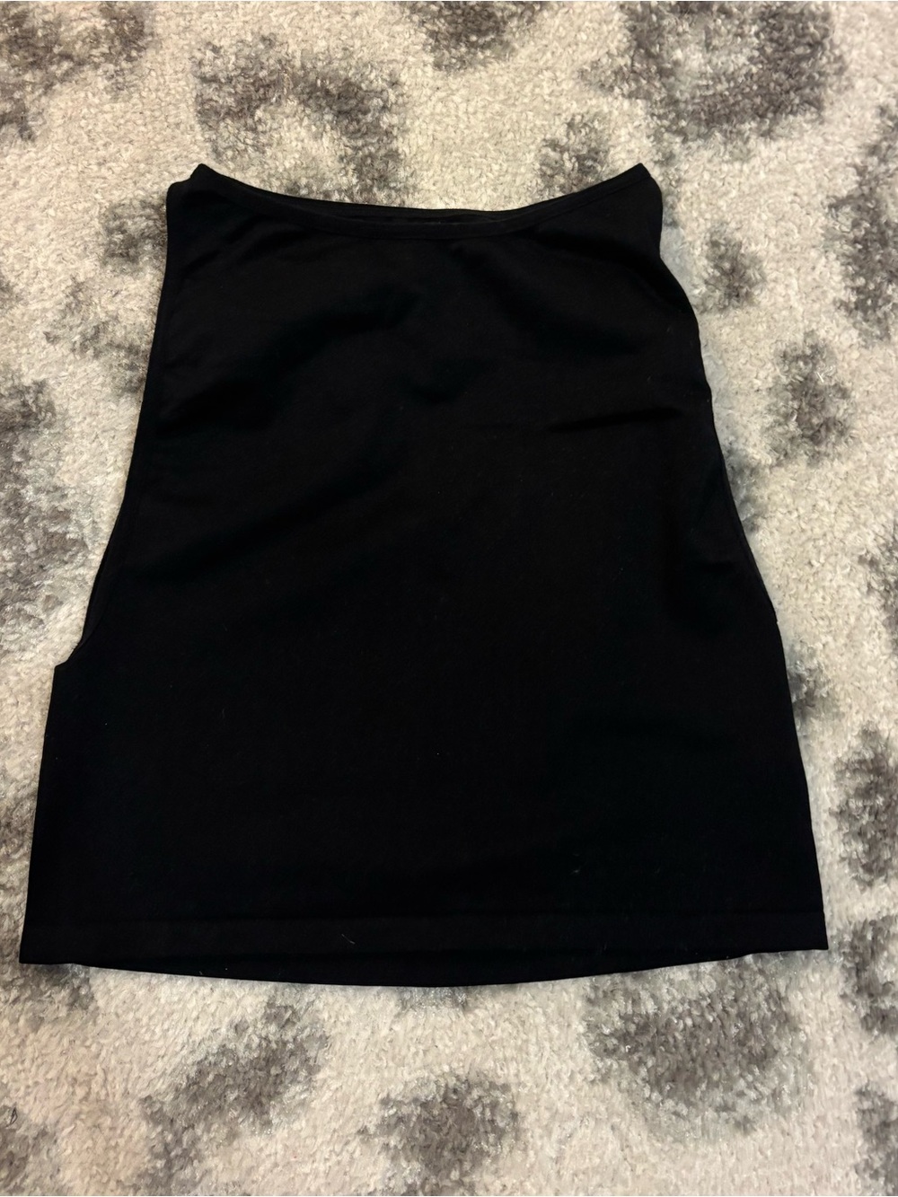 • black athletic tank top •
